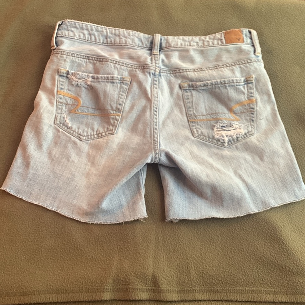 American Eagle distressed denim shorts. 5 pocket. Button & zipper. Size 6. - Picture 4 of 9